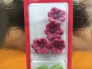 fiori fucsia in zucchero con foglie